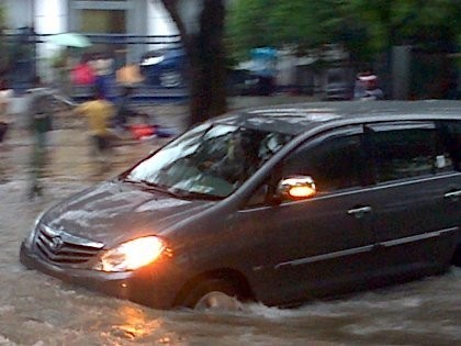 Tips Aman Ala Garda Oto Saat Melewati Banjir Besar