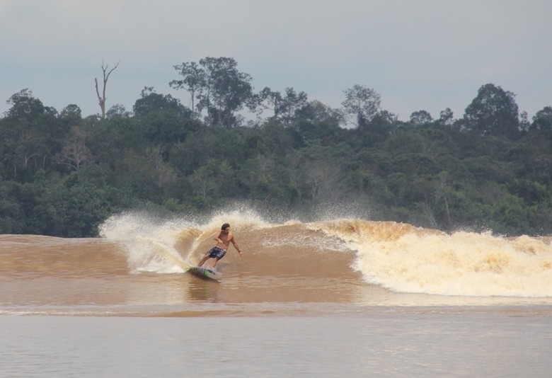fenomena alam atom mekanika gelombang Surfing di Sungai Kampar Keajaiban dari Indonesia