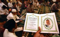 Para tamu membaca surat Yasin dan doa-doa kepada Ainun.