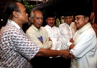 Habibie berbincang dengan sejumlah tokoh yang hadir.