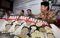Buku yang ditulis oleh Ketua Umum Partai PKNU Choirul Anam tersebut banyak mengkritik soal keputusan KPU yng hanya meloloskan 10 parpol dalam Pemilu tahun depan.