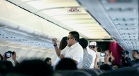 Rizky yang menjadi penumpang pesawat Citilink tujuan Jakarta – Denpasar (QG 854) melamar kekasihnya, Yudith, yang diawali dengan flash mob dance (tarian penyampai pesan) dan iringan musik ‘Marry You’ . dok Caecilia