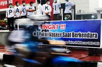 Mahasiswa Kedokteran Unismuh Makassar mengingatkan para pengendara sepeda motor untuk senantiasa mengingat memakai masker saat berkendara.
