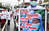 Dalam aksinya mahasiswa Kedokteran membawa poster dan spanduk berisi pesan pentingnya memakai masker saat berkendara.     