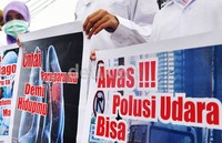 Mahasiswa juga mengingatkan dampak polusi udara yang bersumber dari asap knalpot kendaraan bisa mengakibatkan kanker Paru-paru hingga kematian.
