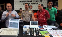 Kepala Bidang Humas Polda Metro Jaya Kombes Pol. Rikwanto (dua kiri), Direktur Reserse Kriminal Umum (Ditreskrimum) Polda Metro Jaya Kombes Toni Harmanto (kanan) dan Kasubdit Resmob Ditreskrimum Polda Metro Jaya AKBP Herry Heriawan (kiri) menunjukkan barang bukti jaringan komplotan situs layanan travel via online fiktif di Polda Metro Jaya, Jakarta, Jumat (15/2).