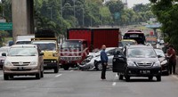 Kemacetan pun langsung mengular di jalan tol JORR Km 35.