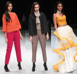 Tenun Ikat Timor Hiasi Koleksi Auguste Soesastro di Indonesia Fashion Week