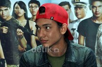 Adipati Dolken tampil bertopi merah. Ayya/detikFoto.