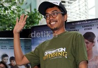 Ence Bagus tersenyum usai jumpa pers. Ayya/detikFoto.