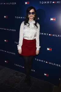 Setelah tampil hot dan seksi pada acara Grammy Award beberapa hari yang lalu, kali ini Katy terlihat lebih tertutup. Mark Davis/Getty Images.