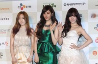 Taeyeon, Seohyun, dan Tiffany berpose di red carpet. TenAsia/ Park Jin-soo.