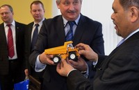 Dalam kunjungan kerjanya baru-baru ini, Dubes RI untuk Rusia dan Belarus, Djauhari Oratmangun berkesempatan untuk meninjau langsung pabrik pembuatan truk-truk Belaz tersebut di daerah Zhodzina, 50 km sebelah utara Minsk, ibu kota Republik Belarus. (dok. KBRI Moskow)