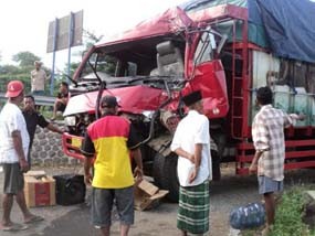Bantu Truk Mogok, Montir Tewas Tertabrak Truk Muat Sembako