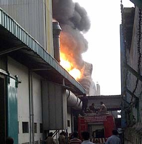 Gudang Tiner di Tambak Sawah Terbakar