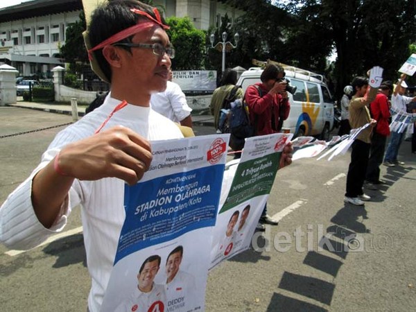 Aksi Simpatik Pendukung Aher-Deddy Mizwar