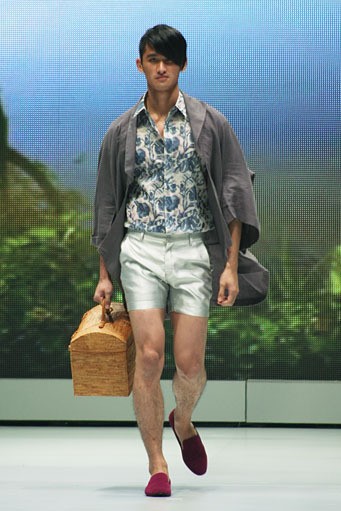 Jakarta, Indonesia - 14 Februari 2013. Ivan Gunawan Tenun Mandar. Indonesia Fashion Week 2013 at Jakarta Convention Center. Jakarta. [Foto: Mohammad Abduh/Wolipop]