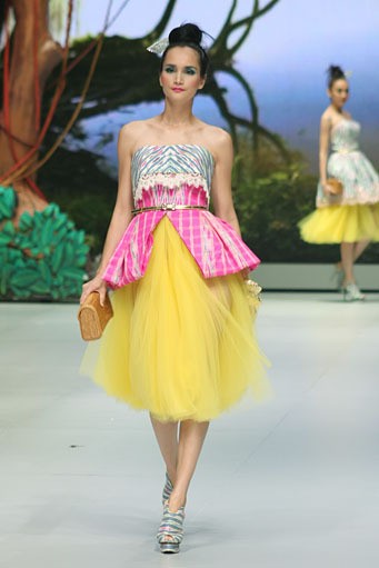 Jakarta, Indonesia - 14 Februari 2013. Ivan Gunawan Tenun Mandar. Indonesia Fashion Week 2013 at Jakarta Convention Center. Jakarta. [Foto: Mohammad Abduh/Wolipop]