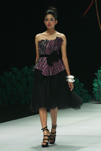 Jakarta, Indonesia - 14 Februari 2013. Ivan Gunawan Tenun Mandar. Indonesia Fashion Week 2013 at Jakarta Convention Center. Jakarta. [Foto: Mohammad Abduh/Wolipop]