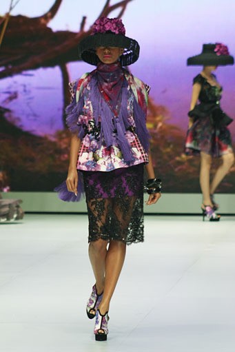 Jakarta, Indonesia - 14 Februari 2013. Ivan Gunawan Tenun Mandar. Indonesia Fashion Week 2013 at Jakarta Convention Center. Jakarta. [Foto: Mohammad Abduh/Wolipop]