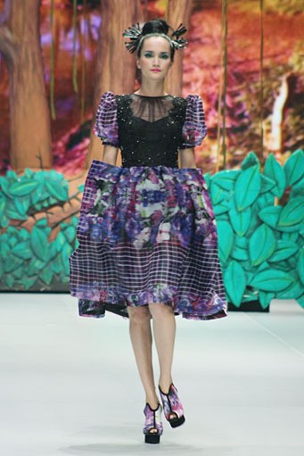 Jakarta, Indonesia - 14 Februari 2013. Ivan Gunawan Tenun Mandar. Indonesia Fashion Week 2013 at Jakarta Convention Center. Jakarta. [Foto: Mohammad Abduh/Wolipop]