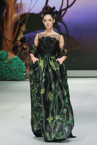 Jakarta, Indonesia - 14 Februari 2013. Ivan Gunawan Tenun Mandar. Indonesia Fashion Week 2013 at Jakarta Convention Center. Jakarta. [Foto: Mohammad Abduh/Wolipop]