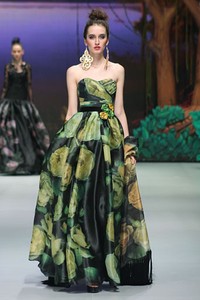 Jakarta, Indonesia - 14 Februari 2013. Ivan Gunawan Tenun Mandar. Indonesia Fashion Week 2013 at Jakarta Convention Center. Jakarta. [Foto: Mohammad Abduh/Wolipop]