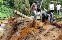 Petugas masih menyingkirkan sisa-sisa longsoran.