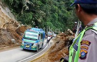 Di lokasi, sejumlah polisi dari Polres Karo membantu mengatasi situasi, terutama mengarahkan pengemudi untuk tertib.