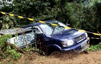 Dua mobil yang tertimpa longsor masih belumbisa dievakuasi.