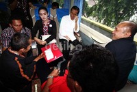 Jokowi, Rieke, dan Teten bertolak ke Bandung.