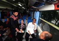 Jokowi, Rieke, dan Teten ke Bandung menggunakan kereta eksekutif KLB Rum XX yang telah disewa untuk kepentingan kampanye.