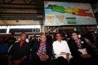 Jokowi, Rieke, dan Teten menunggu kedatangan kereta di Stasiun Gambir, Jakarta.
