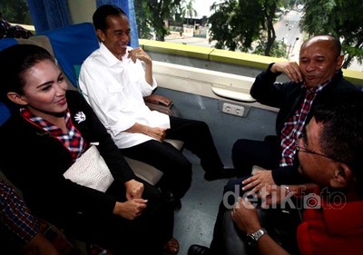 Jokowi Naik Kereta Bareng Rieke-Teten