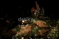 Alat berat dikerahkan untuk menyingkirkan longsoran.
