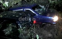Dua dari tiga mobil yang tertimpa longsoran.