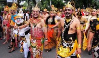Dalam karnaval ini Roy Suryo mengenakan kostum Setyaki. Sedangkan Walikota Surakarta Hadi Rudyatmo mengenakan kostum Bima.
