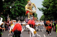 Tokoh wayang kera sakti Hanoman ditampilkan oleh salah satu peserta karnaval.