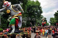 Punakawan tak pernah ketinggalan dalam menyebut wayang. Terlihat tokoh Bagong dan Semar yang diusung oleh peserta karnaval.