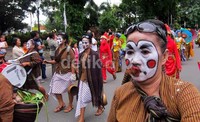 Wayang gaul. Bergaya dengan kostum wayang komedian.