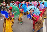 Anak-anak yang tampil sebagai wayang komedian sedang beraksi di depan kamera.