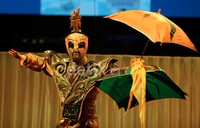 Seorang pemain sirkus melakukan atraksi face changing.