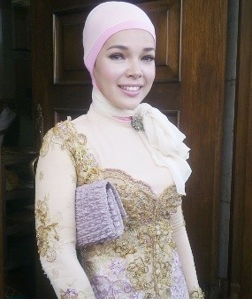 Putuskan Berjilbab, Dewi Sandra Tak Berniat Lelang Baju-baju Terdahulu