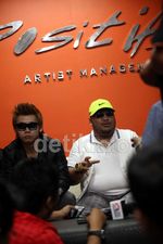 Vokalis Hello Produseri Andromeda