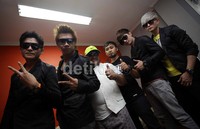 Mereka memperkenalkan diri ke pasar Indonesia melalui label Warner by Positif Art Management.