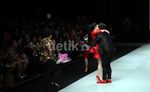 Syahrini & KD Nonton Fashion Show Hengki Kawilarang