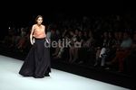 Syahrini & KD Nonton Fashion Show Hengki Kawilarang