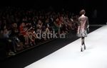 Syahrini & KD Nonton Fashion Show Hengki Kawilarang