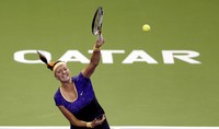 Petra Kvitova melakukan smash saat menghadapi Serena Williams di International Tennis and Squash Complex. Reuters/Fadi Al-Assaad.