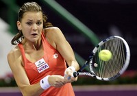 Agnieszka Radwanska berusaha mengembalikan smash keras dari Caroline Wozniacki di International Tennis and Squash Complex. Reuters/Fadi Al-Assaad.